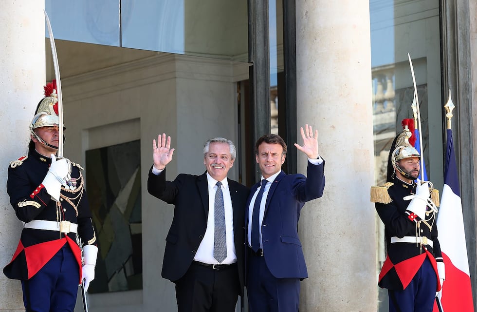 Alberto Fernández fue invitado por el presidente de Francia, Emmanuel Macron, a participar de un encuentro por la paz