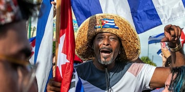 El internet móvil, gran aliado de las airadas protestas en Cuba (AP)