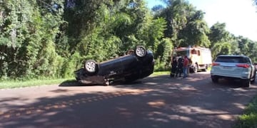 Siniestro vial en Puerto Iguazú: automóvil de alquiler terminó volcado en el acceso a Cataratas.