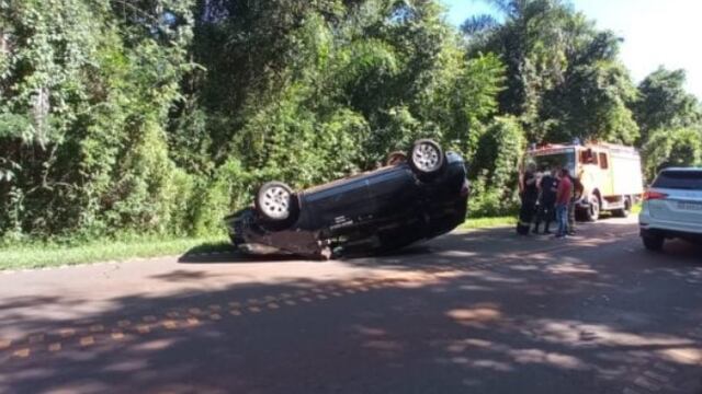 Siniestro vial en Puerto Iguazú: automóvil de alquiler terminó volcado en el acceso a Cataratas.