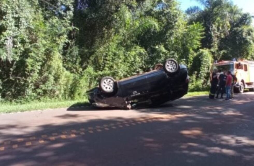 Siniestro vial en Puerto Iguazú: automóvil de alquiler terminó volcado en el acceso a Cataratas
