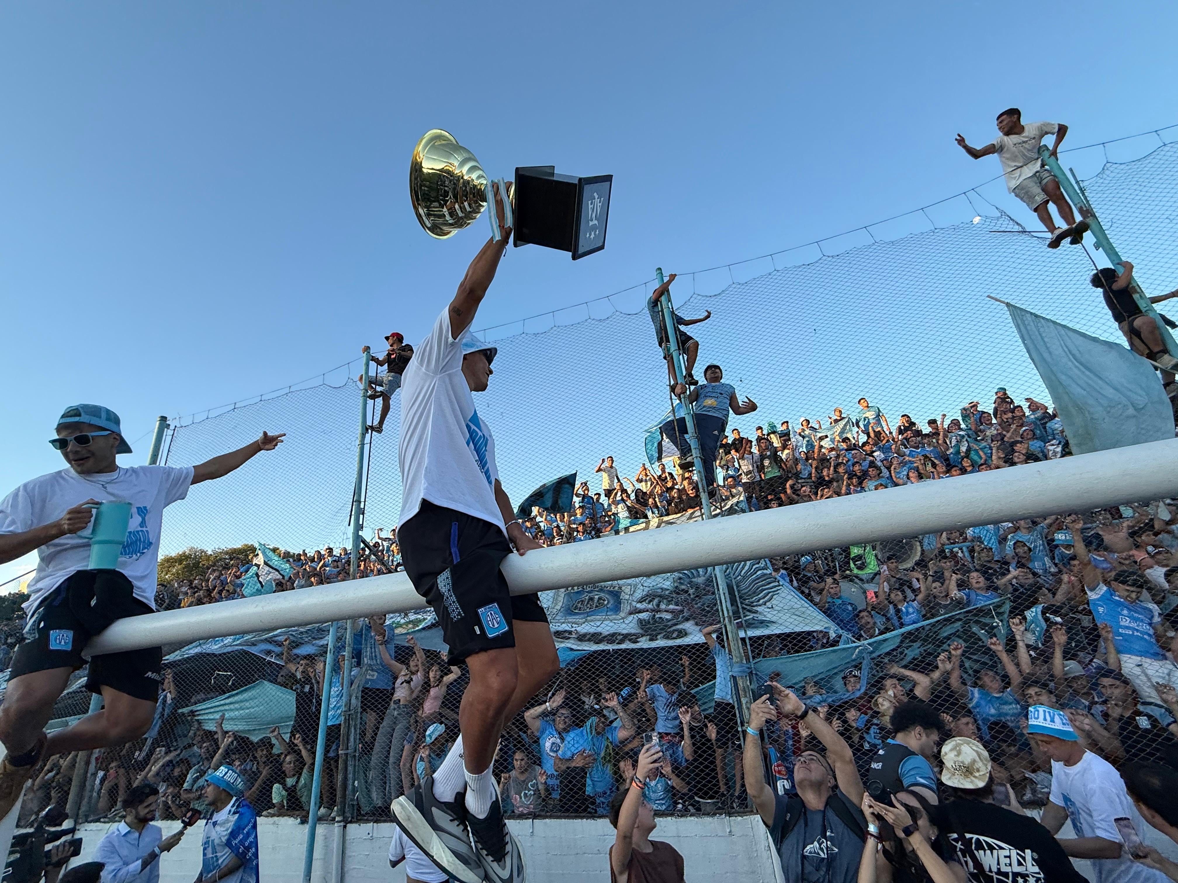 Festejos de los jugadores de Estudiantes de Rio Cuarto por el ascenso a la Primera División del Fútbol Argentino en la cancha de Rio Cuarto.