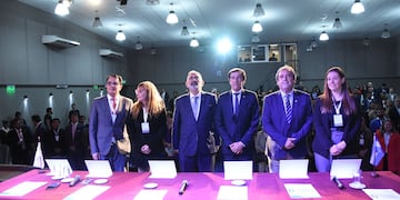Lisandro Aguiar, Fernanda Marante, Raúl Jorge, Carlos Sadir, Alberto Bernis y Julieta Aldea, en el estrado de la apertura del Encuentro de Concejos Deliberantes en Jujuy.