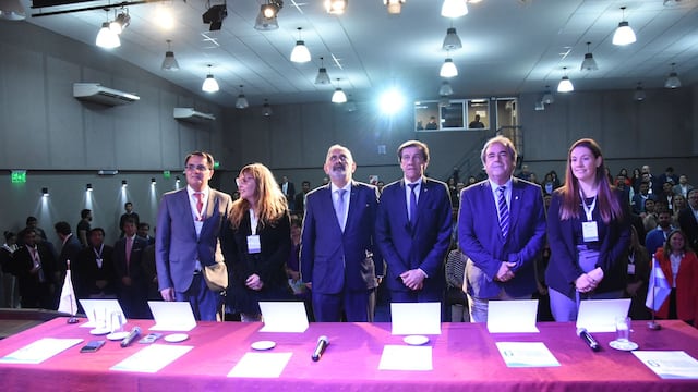 Lisandro Aguiar, Fernanda Marante, Raúl Jorge, Carlos Sadir, Alberto Bernis y Julieta Aldea, en el estrado de la apertura del Encuentro de Concejos Deliberantes en Jujuy.