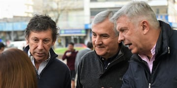 Gustavo Posse, Gerardo Morales y Mauricio D'Alessandro, durante una caminata por las calles de San Isidro, Buenos Aires.
