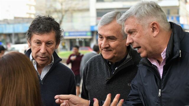 Gustavo Posse, Gerardo Morales y Mauricio D'Alessandro, durante una caminata por las calles de San Isidro, Buenos Aires.