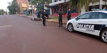 Montecarlo: un motociclista perdió la vida tras impactar contra un contenedor de basura.