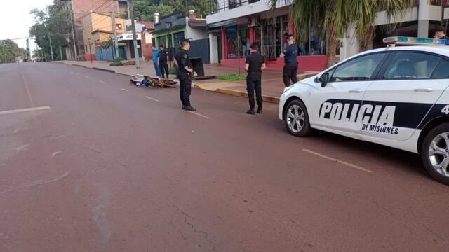 Montecarlo: un motociclista perdió la vida tras impactar contra un contenedor de basura.