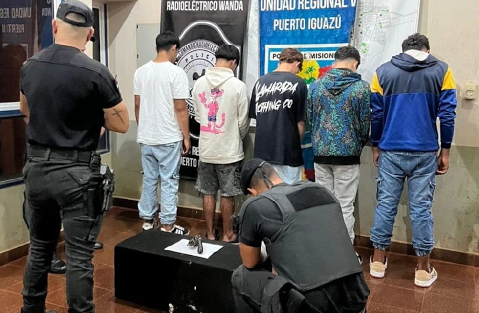 Detienen a cinco jóvenes en Wanda: uno llevaba un arma cargada