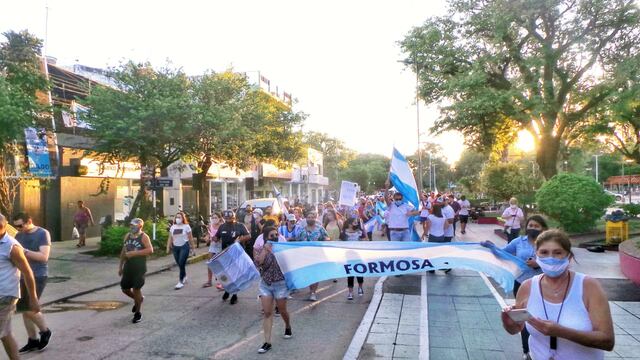 Los manifestantes recorrieron la avenida 25 de mayo desde la plaza San Martín