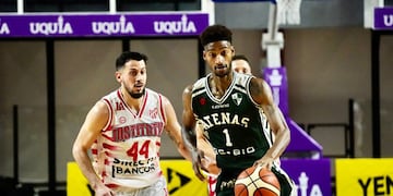 Latravius Mosley, una de las figuras de Atenas en el clásico con Instituto en el Súper 20. (Prensa Instituto)