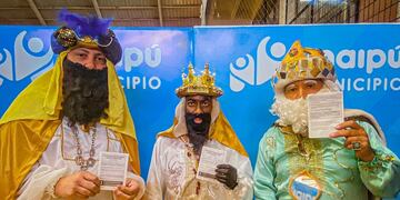En Maipú hasta los tres Reyes Magos fueron vacunados contra el Covid-19 durante una visita que realizaron al polideportivo Ribosqui. Gentileza MM