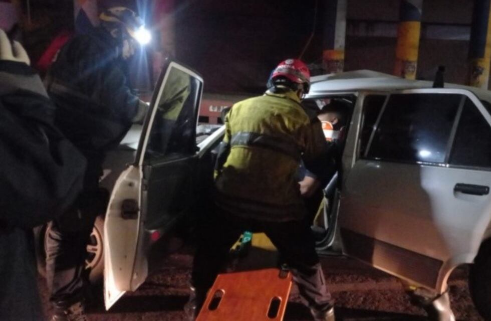 Violento choque en Rosario: un policía quedó atrapado en su auto luego de impactar contra un camión