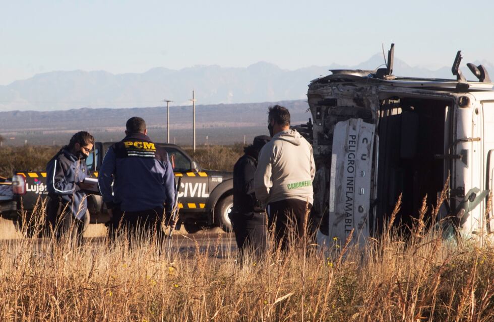 Chocaron dos camiones y una de las cabinas salió despedida por el impacto