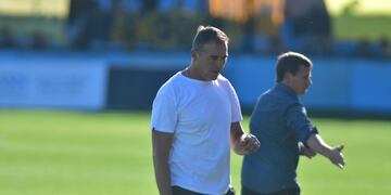 A la Tota Medina y a su ayudante Pedro LLorens, los explsaron. Final caliente de Racing (Federico López Claro).