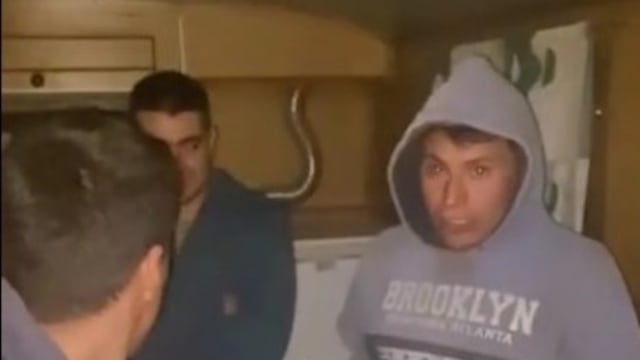 Filmaron extraños movimientos en la casilla donde paraban.