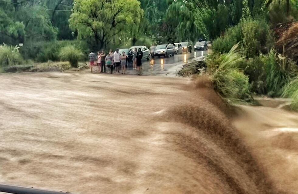 Despejaron accesos en Potrerillos luego del desborde de cauces tras la tormenta