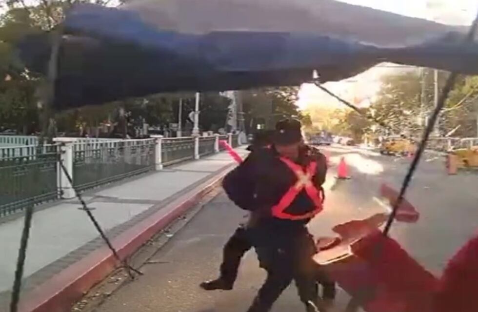 Dramático video: el momento en que un colectivo choca un puesto policial en Córdoba