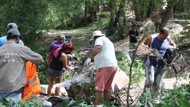 Vecinos unidos limpiaron las costas de un barrio de Carlos Paz. (Foto: prensa / Municipalidad VCP).