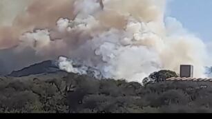 Bomberos combaten un incendio entre La Granja y Salsipuedes (Captura de video).