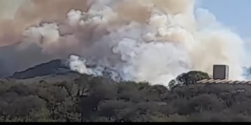 Bomberos combaten un incendio entre La Granja y Salsipuedes (Captura de video).