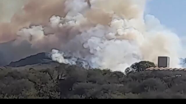 Bomberos combaten un incendio entre La Granja y Salsipuedes (Captura de video).