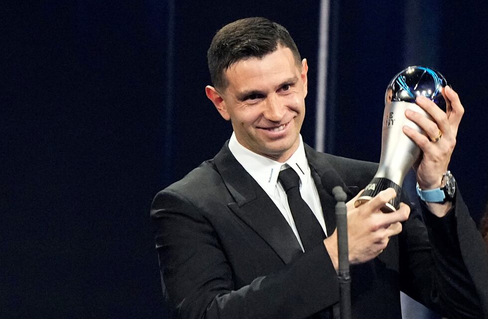 Presumió un fotón y un detalle mundial la viralizó: “Me enamoré de un cordobés parecido al Dibu Martínez”