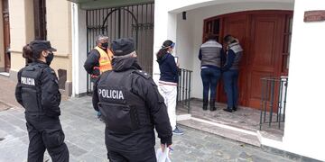 Control de Migraciones en las casas de las personas que regresaron del exterior. Imagen ilustrativa.