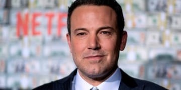 La desgarradora foto de Ben Affleck viendo cómo se incendia su elegante mansión en Los Ángeles.