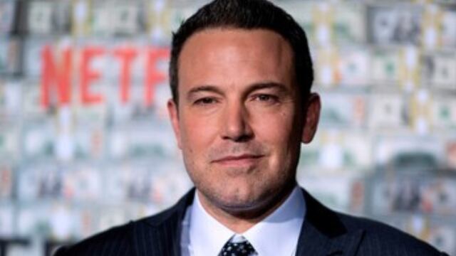La desgarradora foto de Ben Affleck viendo cómo se incendia su elegante mansión en Los Ángeles.
