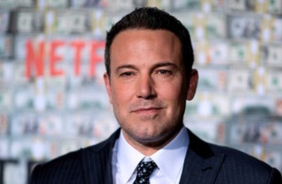 La desgarradora foto de Ben Affleck viendo cómo se incendia su elegante mansión en Los Ángeles