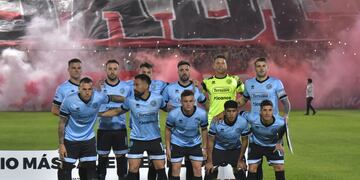 La formación de Belgrano que se presentó en la cancha de San Martín. Pese a la derrota, sigue cerca del ascenso (Facundo Luque / La Voz / Enviado especial a Tucumán).