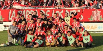 El 9 goleó a Gimnasia de Concepción del Uruguay y festejó la clasificación con su hinchada