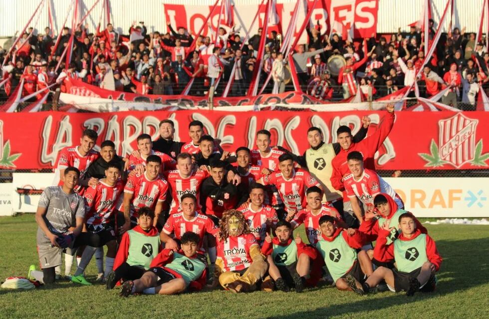 El 9 goleó, ya no desciende y clasificó para buscar el ascenso a la Primera Nacional