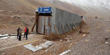 Los funcionarios durante el recorrido que hicieron por las Cuevas y la visita al ingreso del viejo túnel ferroviario de Caracoles que será transformado en vial. Gentileza