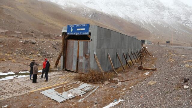Los funcionarios durante el recorrido que hicieron por las Cuevas y la visita al ingreso del viejo túnel ferroviario de Caracoles que será transformado en vial. Gentileza