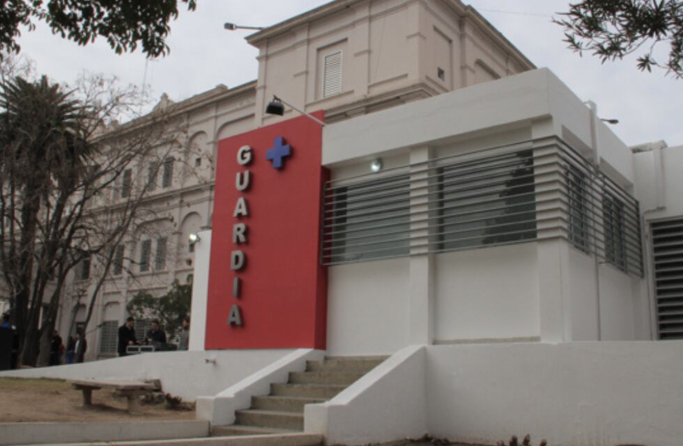 Insólito suceso en Córdoba: llegó al hospital con las manos baleadas, pero no quiso atenderse