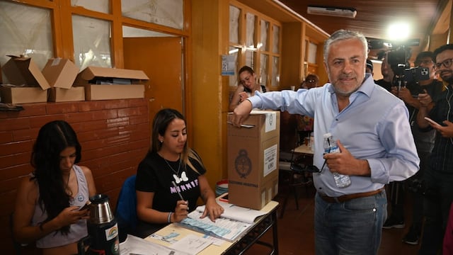 Alfredo Cornejo votó cerca del cierre de los comicios.