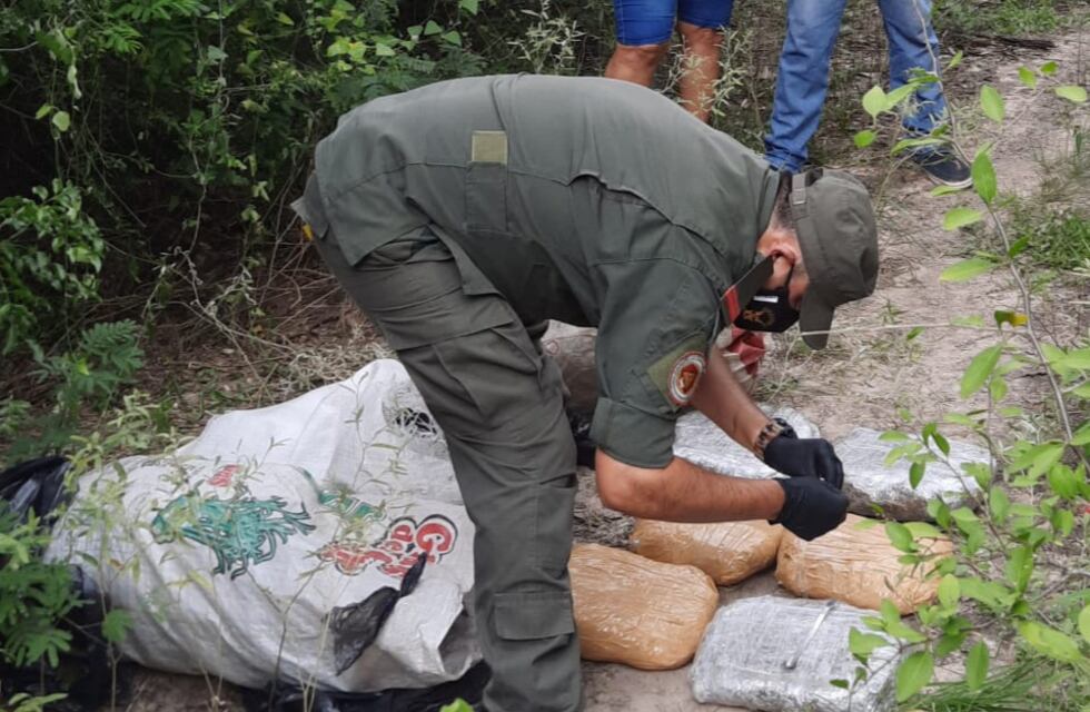 Una constante: descartan 45 kilos de marihuana y logran huir
