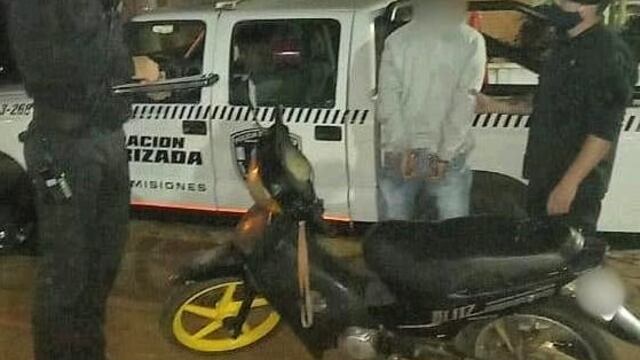 El joven fue captado por las cámaras de vigilancia cuando arrastraba el rodado por la madrugada.