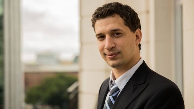 Yamil Santoro denunció las fajas rotas en la urna del Presidente.