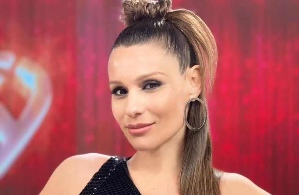Pampita posó con su pancita con un camisón de seda y cautivó a sus seguidores