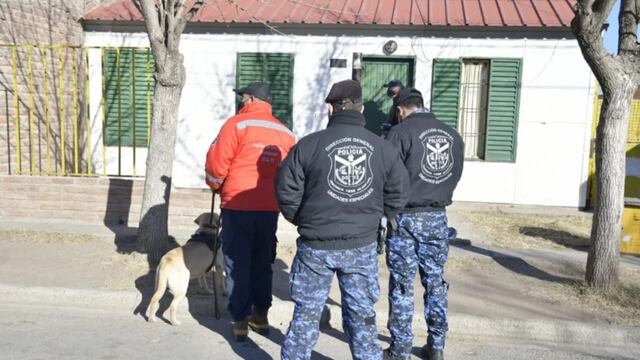 Policías con perros rastyreadores trabajan en una de las casas del barrio 544 Viviendas donde desapareció hace 26 días Guadalupe. Gentileza El Diario
