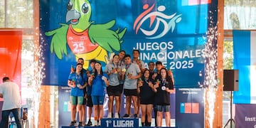 El equipo de natación de Córdoba con Maximiliano Meubry logró la medalla de oro en los juegos binacionales