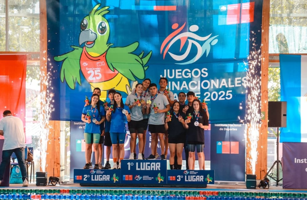 El equipo de natación de Córdoba, con Maximiliano Meubry, logró la medalla de oro en los juegos binacionales