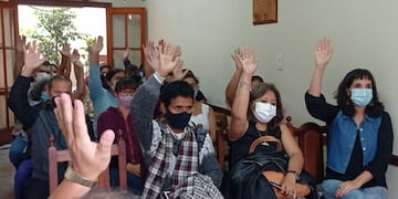 La asamblea de APUAP aprobó una medida de fuerza para este viernes. El paro de actividades será bajo la modalidad de asistencia y retiro de los lugares de trabajo a las 8:30, para movilizarse hacia el casco céntrico de la ciudad.