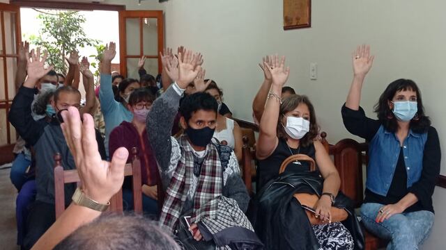 La asamblea de APUAP aprobó una medida de fuerza para este viernes. El paro de actividades será bajo la modalidad de asistencia y retiro de los lugares de trabajo a las 8:30, para movilizarse hacia el casco céntrico de la ciudad.