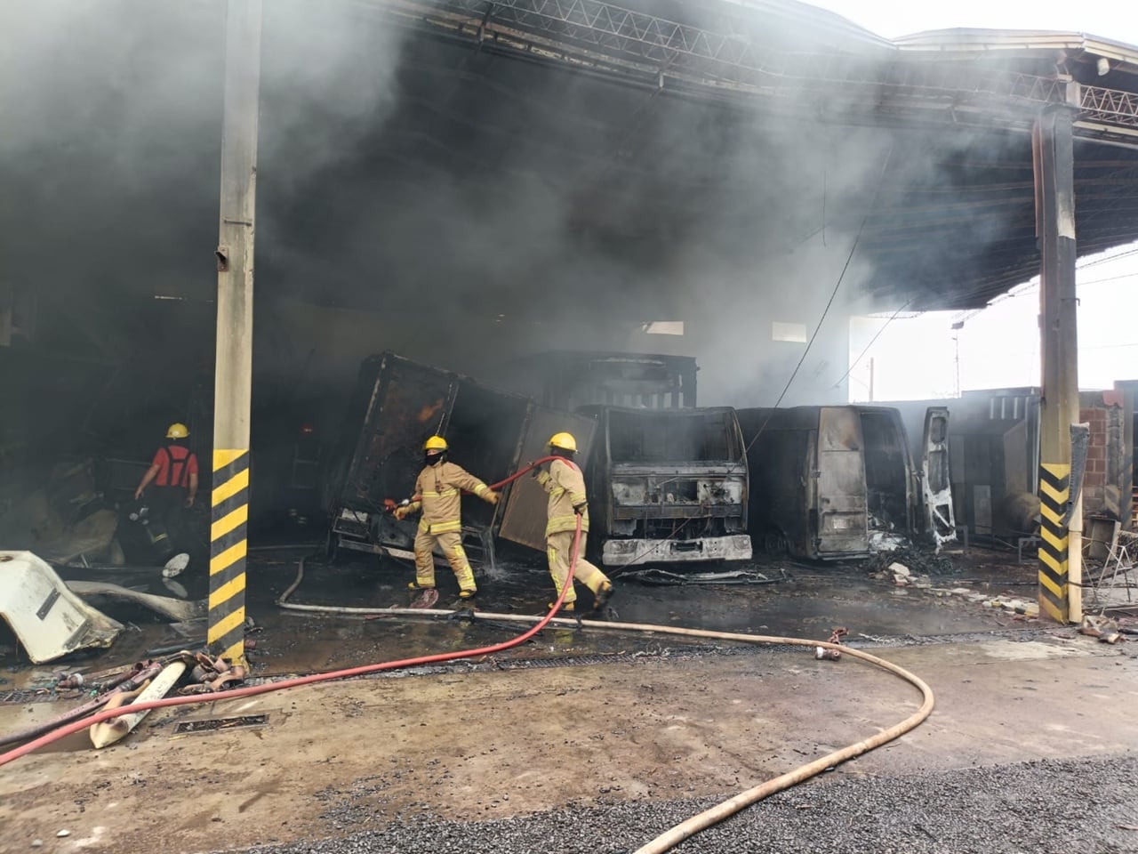 Un cortocircuito causó un incendio de grandes magnitudes en un frigorífico de Posadas,