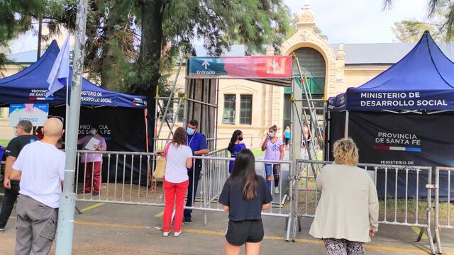 Vacunación contra el coronavirus en la ex Rural de Rosario. (@camiloscaglia)