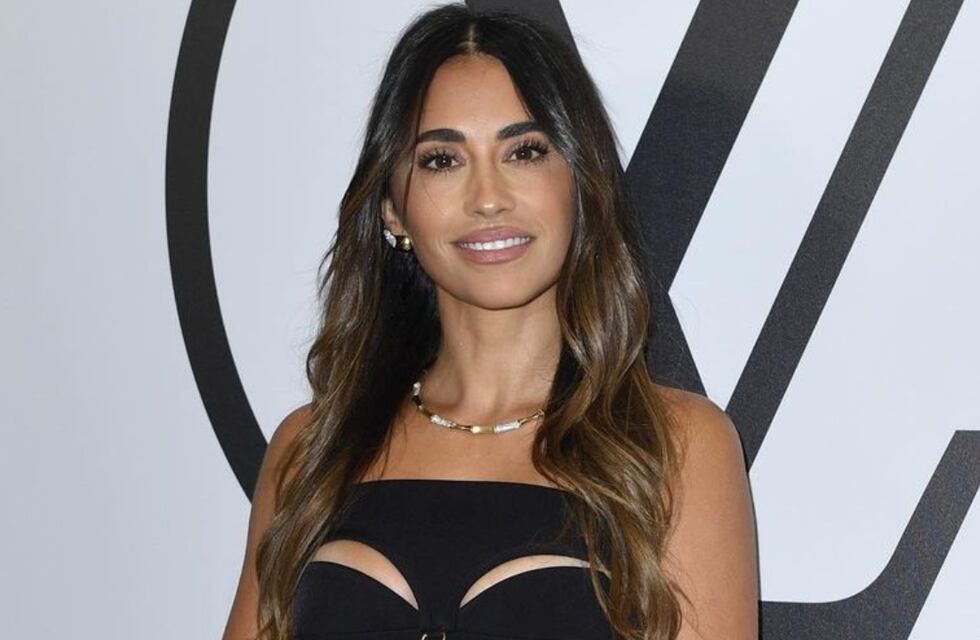 Antonela Roccuzzo salió con amigas y derrochó sensualidad con un vestido ultra corto y al cuerpo